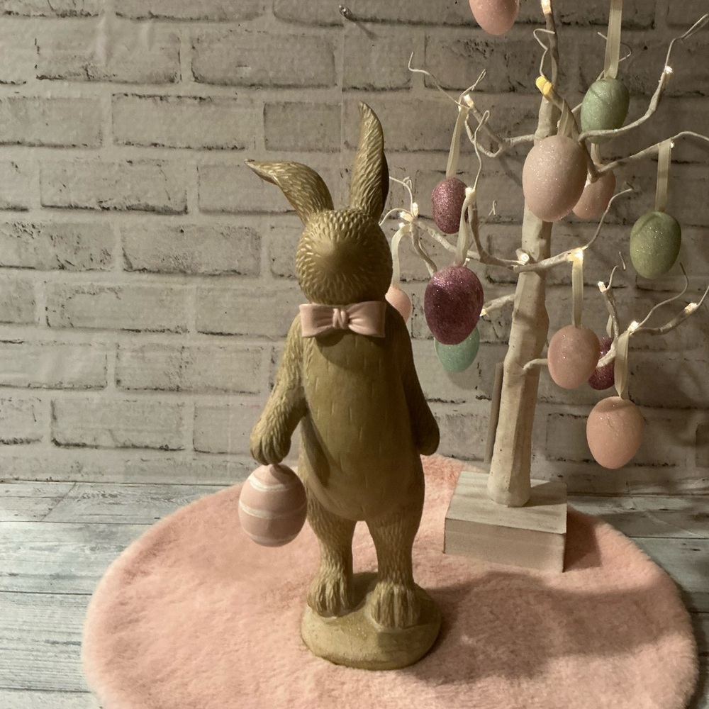 HIP & HOP Resin Rabbit With Bowtie And Egg